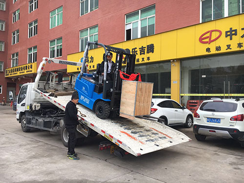 廈門(mén)電動(dòng)叉車(chē)公司，銷(xiāo)售比亞迪電動(dòng)叉車(chē)2.5噸一臺(tái)