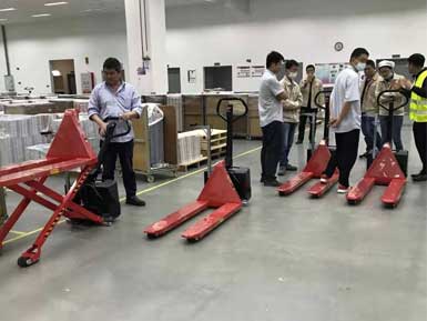 電動高升程搬運車交付使用，感謝廠家羅總親自跟客戶講解操作方法！